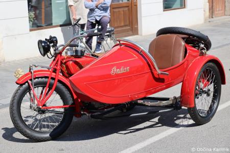 Mednarodna revija starodobnikov v Kamnik privabila ljubitelje klasičnih vozil (63)